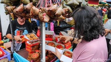 Berita dari Detik Finance: Petak Enam Glodok Ramai Jelang Imlek, Camilan dan Kue Keranjang Laris Manis