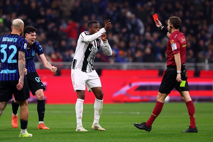 Kartu merah Pierre Kalulu jadi kontroversi dalam kemenangan Inter Milan atas Juventus 3-2.
