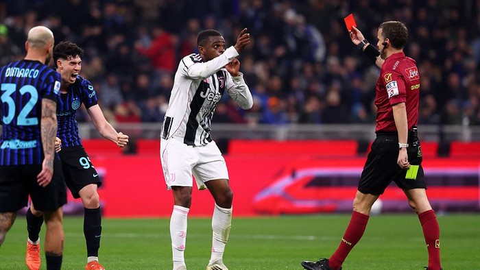 Juventus memprotes kartu merah yang didapat Pierre Kalulu dalam pertandingan melawan Inter Milan.