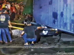 Video: Momen Evakuasi Mobil Sedan Tertimpa Truk Kontainer di Karawang