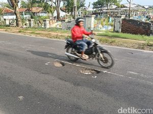 Horor Lubang di Pantura Indramayu Intai Keselamatan Pengendara