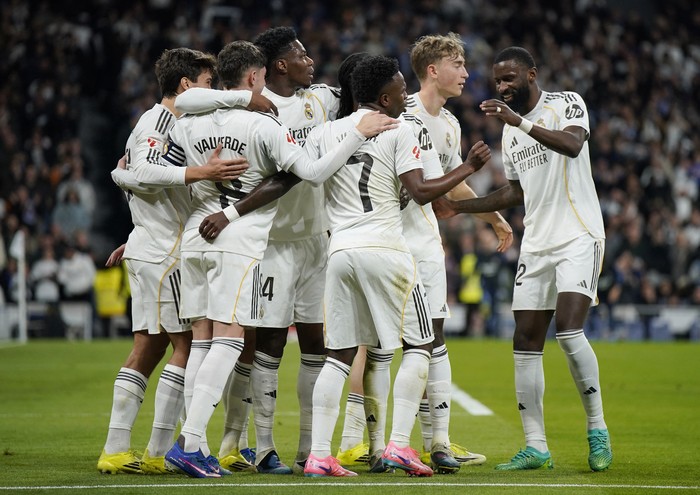 Soccer Football - LaLiga - Real Madrid v Real Sociedad - Santiago Bernabeu, Madrid, Spain - February 14, 2026 Real Madrids Federico Valverde celebrates scoring their third goal with teammates REUTERS/Ana Beltran