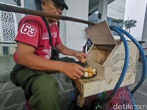 Kesetiaan Mang Kopral Menjaga Rasa Tahu Gejrot 3 Dekade