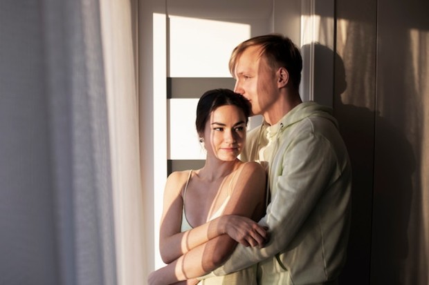 Tanda hubungan sehat tampak ketika konflik tidak berlarut-larut dan segera diselesaikan dengan komunikasi terbuka. Ketidaksepakatan dipahami sebagai bagian wajar dari dinamika relasi. Fokus utama bukan pada siapa yang benar, tetapi bagaimana kembali terhubung.