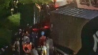 Truk Kontainer Timpa Mobil di Karawang, Satu Orang Tewas