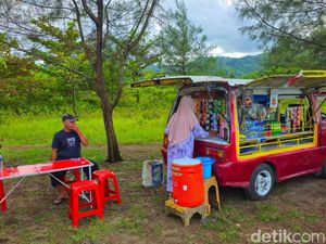 Sayap Mobil Tua yang Menafkahi Tapip & Komala di Masa Senja