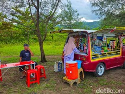 Sayap Mobil Tua yang Menafkahi Tapip & Komala di Masa Senja