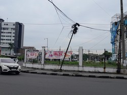 Waspada! Ada Tiang Miring dengan Tumpukan Kabel Semrawut di Jalan Gatsu Medan