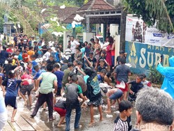 Potret Serunya Bajong Banyu, Tradisi Perang Air Jelang Ramadan di Magelang