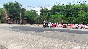 Video Warga Keluhkan Jalan Pasar Kemis: Ditambal Cuma yang Rusak Parah