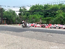 Video Warga Keluhkan Jalan Pasar Kemis: Ditambal Cuma yang Rusak Parah