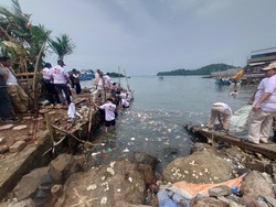 Akses Wisata Pulau Merak Besar Dipenuhi Sampah, Kader Gerindra Turun Tangan