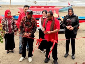 Anggota DPR RI Kaisar Beri Bantuan Kapal untuk Generasi Muda di Cilacap