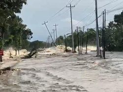 Video Detik-detik Tanggul Sungai Tuntang Demak Jebol