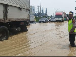 Jalur Pantura Kaligawe Semarang Banjir, Sempat Macet hingga 15 Km