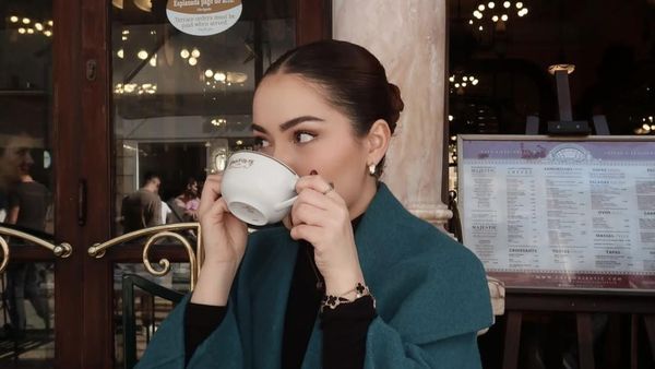 Cantiknya Nicole Parham saat Nongkrong di Kafe hingga Jajan Es Krim