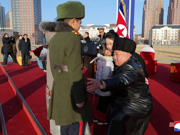 Momen Kim Jong Un Resmikan Perumahan buat Keluarga Tentara Gugur di Pyongyang