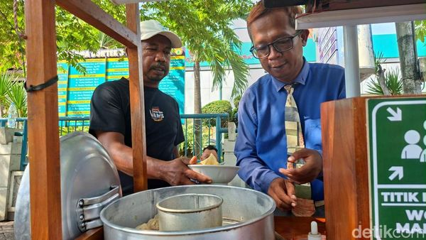 Gaya Penjual Bakso Berdasi di Nganjuk  Mirip CEO