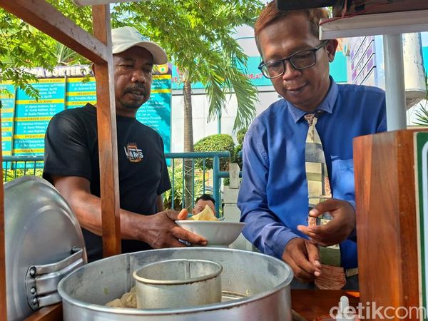 Gaya Penjual Bakso Berdasi di Nganjuk  Mirip CEO