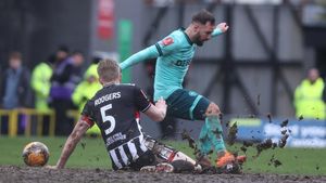 Lapangan Becek dan Berlumpur di Laga Piala FA, Kotor Banget!