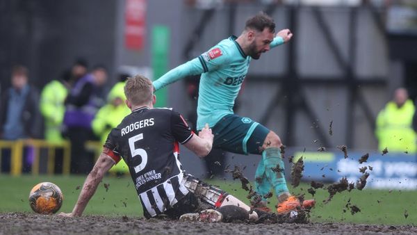 Lapangan Becek dan Berlumpur di Laga Piala FA, Kotor Banget!