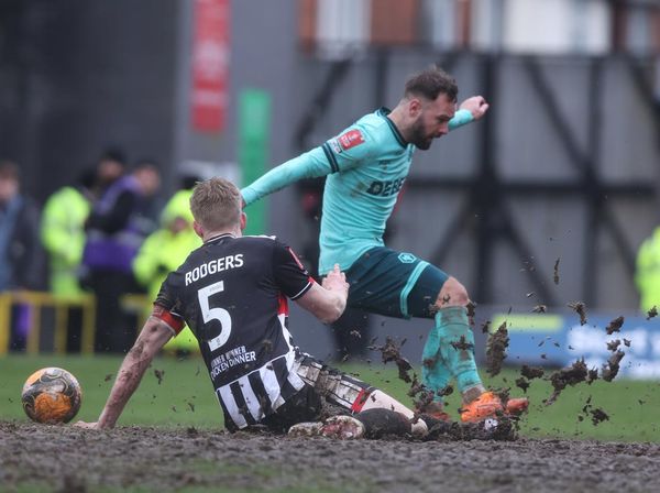 Lapangan Becek dan Berlumpur di Laga Piala FA, Kotor Banget!
