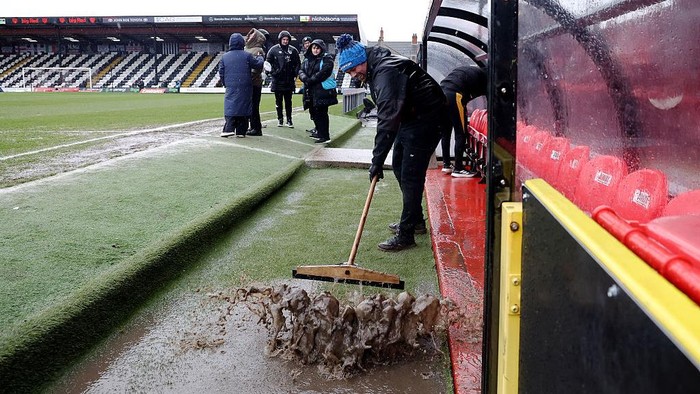 Lapangan Becek dan Berlumpur di Laga Piala FA, Kotor Banget!
