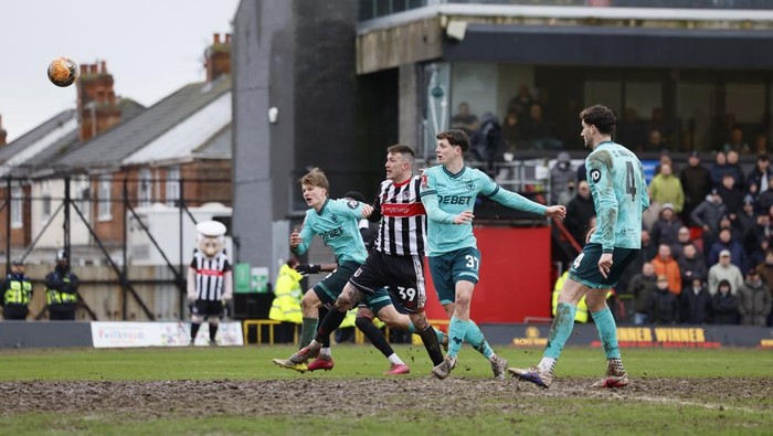 Lapangan Becek dan Berlumpur di Laga Piala FA, Kotor Banget!