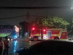 Gudang Suku Cadang Motor di Pabean Cantian Surabaya Ludes Terbakar