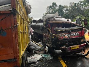 Mobil Tangki Air Vs Truk di Sibolangit, 2 Orang Luka-luka