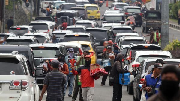 Libur Imlek Picu Kepadatan, Arus Kendaraan Mengular di Jalur Puncak Bogor