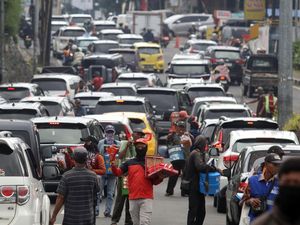 Libur Imlek Picu Kepadatan, Arus Kendaraan Mengular di Jalur Puncak Bogor