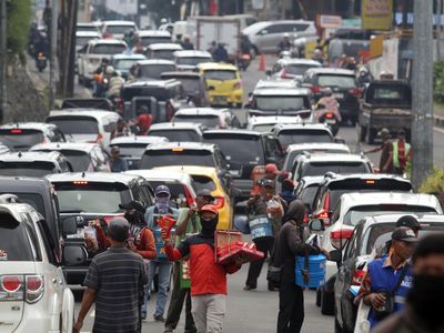 Libur Imlek Picu Kepadatan, Arus Kendaraan Mengular di Jalur Puncak Bogor