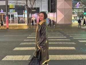 Foto Senyum Manis Wulan Guritno di Korea Selatan