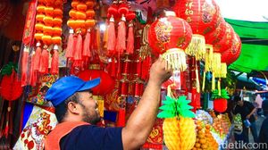 Mencari Cuan dari Pernak-pernik Imlek di Pecinan Tangerang