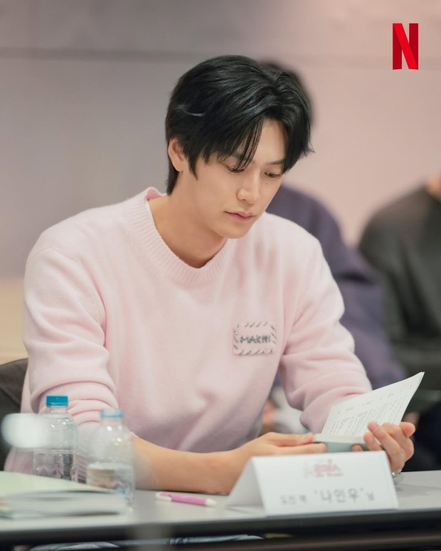 Na In Woo saat pembacaan naskah Love O’Clock/ Foto: instagram.com/netflixkr Sosok atlet tenis tersebut adalah Yu Do Jin yang akan diperankan oleh Na In Woo dengan penampilan dingin di luar tetapi sebenarnya memiliki sisi hangat.