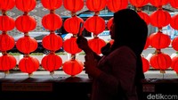 Nuansa Merah Emas Imlek Terangi Trotoar Bundaran HI, Warga Ramai Berburu Foto