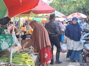 Ibu-ibu Serbu Pasar Tradisional di Mataram Jelang Ramadan