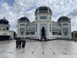 Masjid Raya Al-Mashun Medan Bersolek Jelang Ramadan