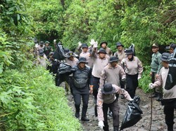 TNI-Polri Sisir Sampah di Pendakian Lawu Dukung Gerakan Indonesia ASRI