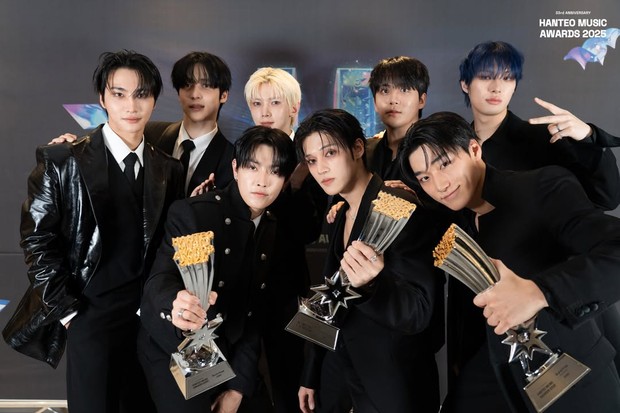 Potret ATEEZ di ajang penghargaan 'Hanteo Music Awards 2025'/ Foto: instagram.com/hanteo_hmas ATEEZ menjadi bintang utama dalam ajang penghargaan Hanteo Music Awards 2025 dengan membawa pulang 3 piala kemenangan.