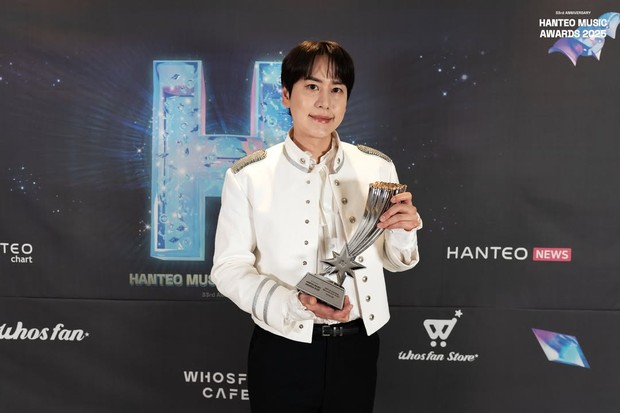 Potret Kyuhyun di ajang penghargaan 'Hanteo Music Awards 2025'/ Foto: instagram.com/hanteo_hmas Sukses mempertahankan karir gemilang selama 20 tahun, Kyuhyun mendapatkan penghargaan tribute dalam kedatangannya di Hanteo Music Awards 2025.