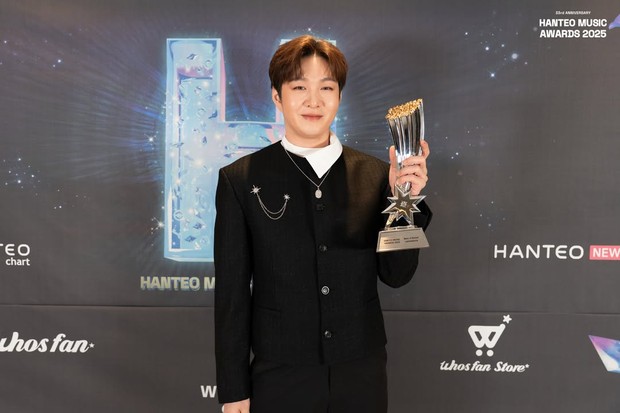 Potret Lee Chang Sub di ajang penghargaan 'Hanteo Music Awards 2025'/ Foto: instagram.com/hanteo_hmas Lee Chang Sub memenangkan penghargaan Best of Ballad dalam ajang Hanteo Music Awards 2025.