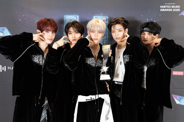 Potret NOWZ di ajang penghargaan 'Hanteo Music Awards 2025'/ Foto: instagram.com/hanteo_hmas Potret NOWZ di ajang penghargaan 'Hanteo Music Awards 2025'. Mereka turut memperoleh penghargaan di kategori Blooming Star Awards.