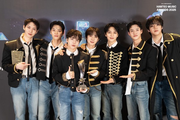 Potret PENTAGON di ajang penghargaan 'Hanteo Music Awards 2025'/ Foto: instagram.com/hanteo_hmas PENTAGON sukses mengobati kerinduan penggemar dengan penampilan terbaru di Hanteo Music Awards 2025. Panggung di acara bergengsi tersebut menjadi penampilan PENTAGON dengan formasi lengkap setelah sekian lama.