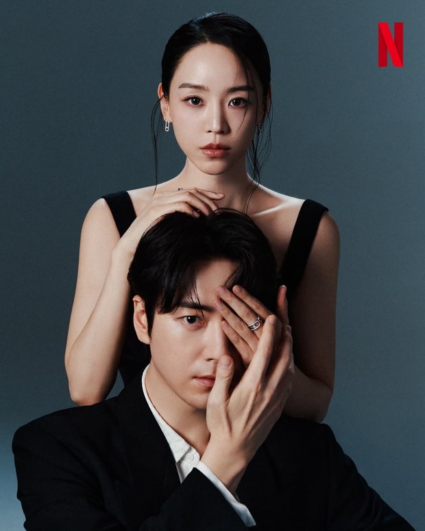 Shin Hye Sun dan Lee Jun Hyuk pancarkan aura misterius dalam pemotretan terbaru bersama Netflix untuk drama 'The Art of Sarah'.