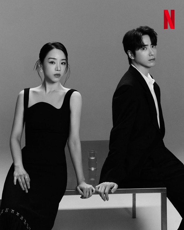 Shin Hye Sun dan Lee Jun Hyuk terjebak situasi di antara nyata dan palsu dalam drama The Art of Sarah. Suasana tersebut ditampilkan secara sempurna dalam potret hitam putih.