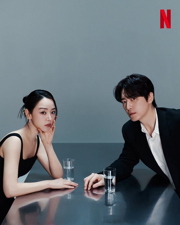 Shin Hye Sun dan Lee Jun Hyuk beradu akting dalam ruang investigasi kantor polisi di drama The Art of Sarah. Keduanya saling melemparkan argumen menyudutkan terhadap satu sama lain.