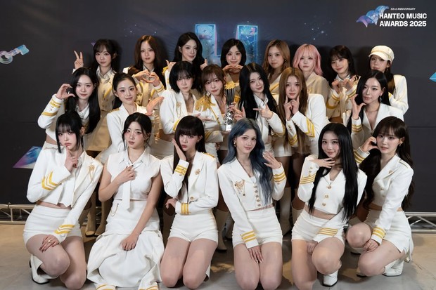 Potret TripleS di ajang penghargaan 'Hanteo Music Awards 2025'/ Foto: instagram.com/hanteo_hmas TripleS memeriahkan panggung Hanteo Music Awards 2025 dengan formasi penuh dan penampilan panggung mengesankan.