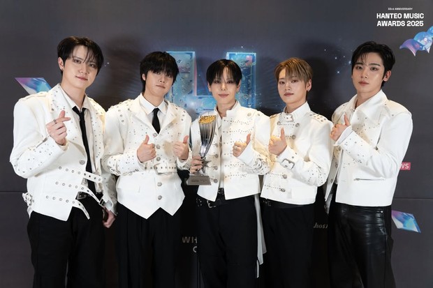 Potret WEi di ajang penghargaan 'Hanteo Music Awards 2025'/ Foto: instagram.com/hanteo_hmas Potret WEi di ajang penghargaan 'Hanteo Music Awards 2025'. Mereka memancarkan pesona mahal dengan mengenakan seragam hitam putih.